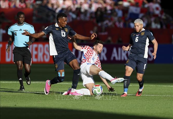 Pha tranh bóng giữa cầu thủ Martin Baturina (giữa) đội tuyển Croatia và Jiovany Ramos đội tuyển Panama. Ảnh: THX/TTXVN
