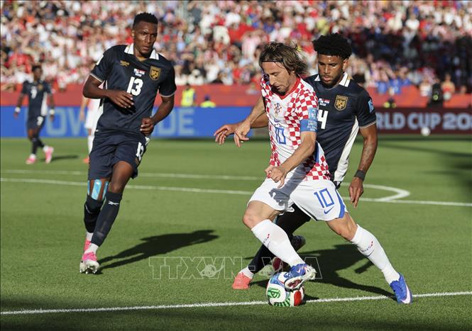 Pha tranh bóng giữa cầu thủ Luka Modric (giữa) đội tuyển Croatia và Carlos Harvey đội tuyển Panama. Ảnh: THX/TTXVN