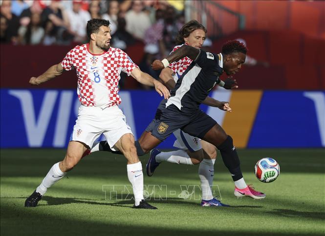 Pha tranh bóng giữa cầu thủ Mateo Kovacic (trái) đội tuyển Croatia và Jose Luis Rodriguez đội tuyển Panama. Ảnh: THX/TTXVN