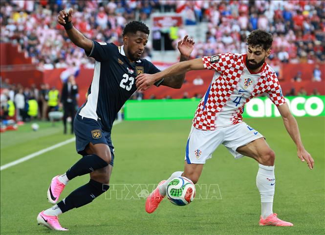Pha tranh bóng giữa cầu thủ Josko Gvardiol (phải) đội tuyển Croatia và Amir Murillo đội tuyển Panama. Ảnh: THX/TTXVN
