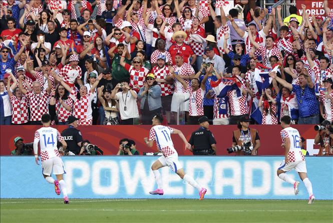Cầu thủ Ante Budimir ăn mừng sau khi ghi bàn thắng ấn định tỉ số 1-0 cho Croatia. Ảnh: THX/TTXVN