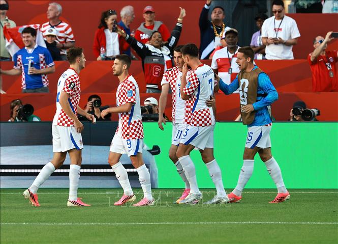 Cầu thủ Ante Budimir (giữa) ăn mừng sau khi ghi bàn thắng ấn định tỉ số 1-0 cho Croatia ở phút 54. Ảnh: THX/TTXVN