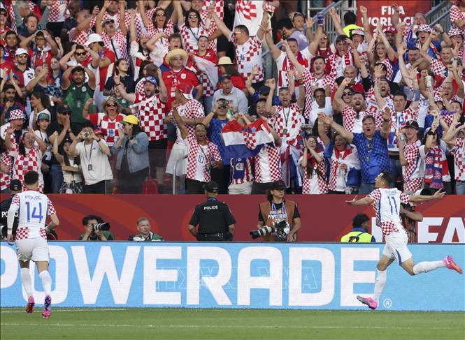 Cầu thủ Ante Budimir (phải) ăn mừng sau khi ghi bàn thắng ấn định tỉ số 1-0 cho Croatia ở phút 54. Ảnh: THX/TTXVN