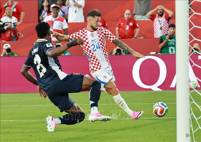 Pha tranh bóng giữa Marco Pasalic (phải) của Croatia và Amir Murillo của Panama. Ảnh: THX/TTXVN