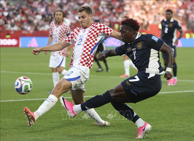 Pha tranh bóng giữa cầu thủ Josip Stanisic (trái) của Croatia và Jose Luis Rodriguez của Panama. Ảnh: THX/TTXVN