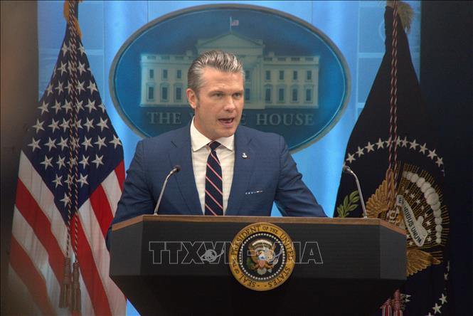 Bộ trưởng Chiến tranh Mỹ Pete Hegseth phát biểu tại cuộc họp báo ở Nhà Trắng, Washington, D.C. Ảnh: THX/TTXVN