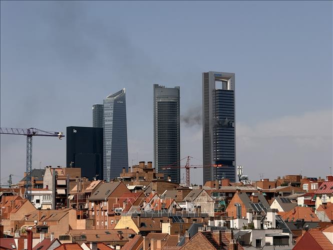 Khói bốc lên từ tòa tháp Torre Moeve ở Madrid, Tây Ban Nha, ngày 23/6/2026. Ảnh: THX/TTXVN