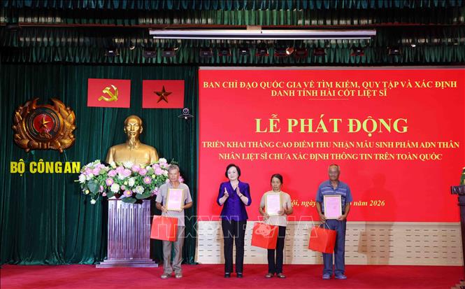 Phó Thủ tướng Phạm Thị Thanh Trà trao Thông báo kết quả giám định ADN hài cốt liệt sĩ cho gia đình thân nhân liệt sĩ. Ảnh: Phạm Kiên - TTXVN