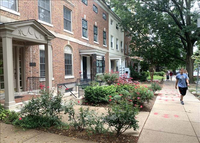 Dãy nhà phố liền kề trên đại lộ Connecticut ở Washington D.C. (Mỹ), với kiến trúc đặc trưng của các khu dân cư lâu đời. Ảnh: Ngọc Quang – PV TTXVN tại Mỹ