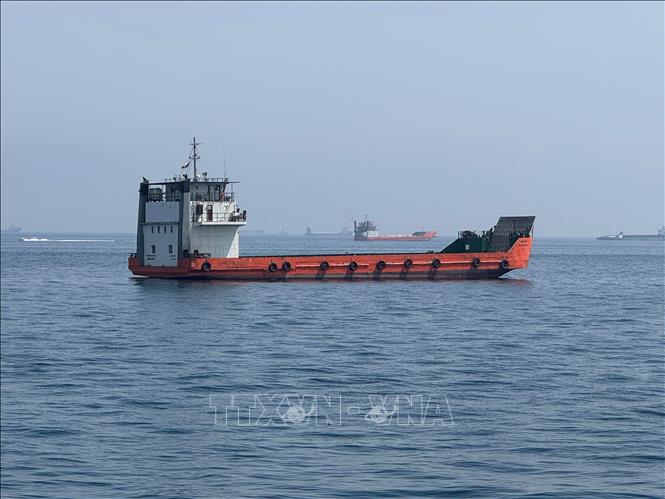 Tàu thương mại chờ đi qua eo biển Hormuz, gần thị trấn Khasab, miền Bắc Oman. Ảnh: THX/TTXVN