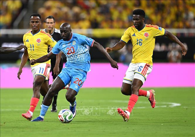 Cầu thủ Yoane Wissa (giữa) của Congo kiểm soát bóng trước sự đeo bám của các cầu thủ Colombia. Ảnh: THX/TTXVN