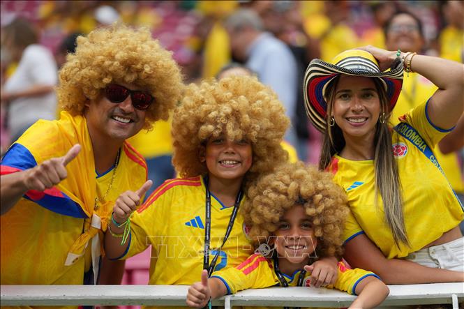 Cổ động viên Colombia trên khán đài sân Guadalajara. Ảnh: THX/TTXVN