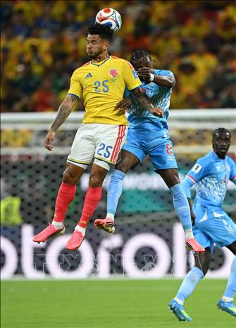 Pha tranh bóng bổng giữa cầu thủ Luis Suarez (trái) của Colombia và Samuel Moutoussamy của Congo. Ảnh: THX/TTXVN