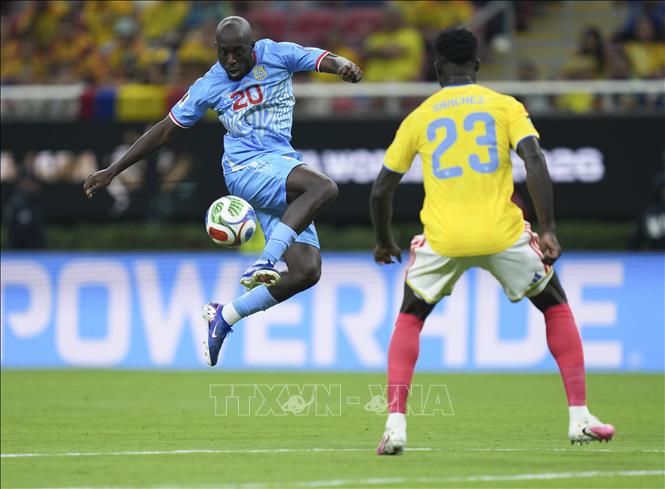 Cầu thủ Yoane Wissa (trái) của Congo nỗ lực khống chế bóng trước cầu thủ đội tuyển Colombia. Ảnh: THX/TTXVN