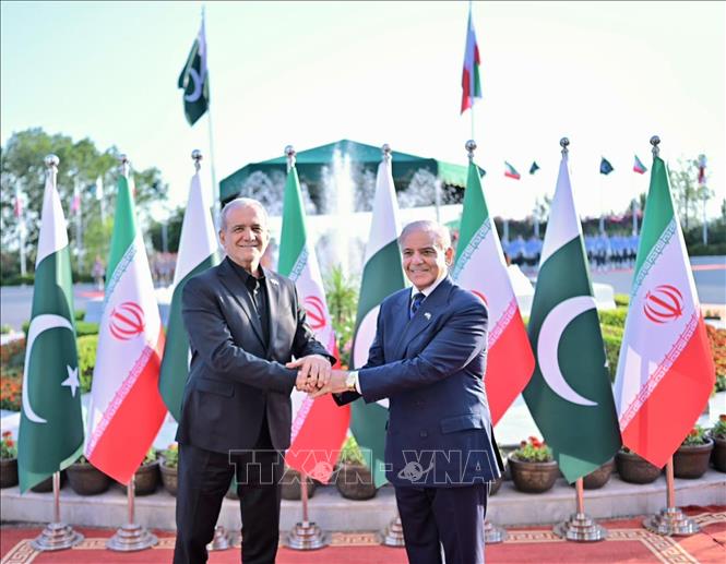 Tổng thống Iran Masoud Pezeshkian (trái) và Thủ tướng Pakistan Shehbaz Sharif tại cuộc gặp ở Islamabad, ngày 23/6/2026. Ảnh: THX/TTXVN