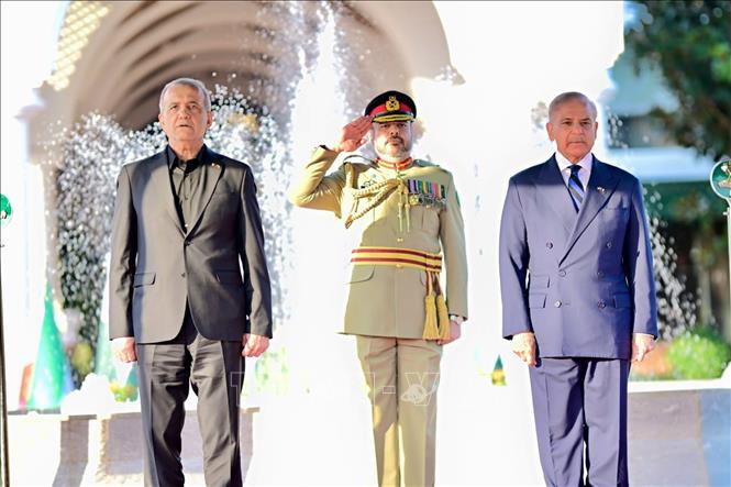 Thủ tướng Pakistan Shehbaz Sharif (phải) tại lễ đón Tổng thống Iran Masoud Pezeshkian (trái) ở Islamabad, ngày 23/6/2026. Ảnh: THX/TTXVN
