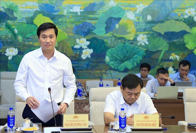 Thứ trưởng Bộ Xây dựng Nguyễn Tường Văn trình bày dự án Luật dự kiến trình Quốc hội tại Kỳ họp không thường lệ. Ảnh: Tuấn Anh - TTXVN
