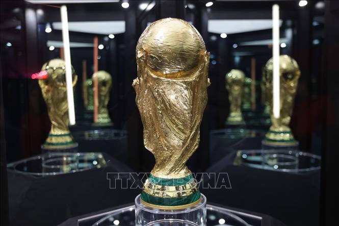 Cúp vàng dành cho đội vô địch World Cup 2026, được trưng bày tại Mexico City, Mexico ngày 5/6/2026. Ảnh: THX/TTXVN