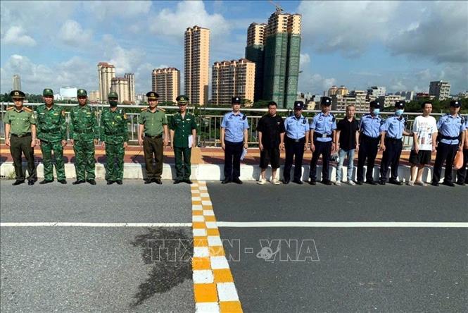 4 công dân Trung Quốc vi phạm pháp luật Việt Nam được trao trả cho cơ quan chức năng Trung Quốc. Ảnh: TTXVN phát