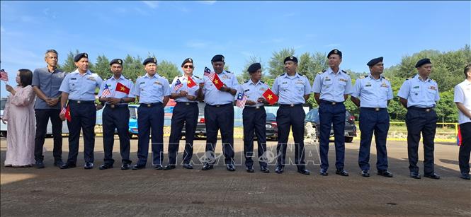 Đại diện Cơ quan thực thi hàng hải Malaysia (MMEA) bang Pahang tại lễ đón tàu CSB 8005 ở cảng Kuantan. Ảnh: Bùi Hoàn - PV TTXVN tại Malaysia