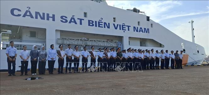 Đại diện tàu CSB 8005 và Cơ quan thực thi hàng hải Malaysia (MMEA) bang Pahang chụp ảnh lưu niệm bên tàu Cảnh sát biển Việt Nam. Ảnh: Bùi Hoàn - PV TTXVN tại Malaysia