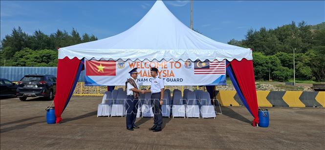 Phó Giám đốc Cơ quan thực thi hàng hải Malaysia (MMEA) bang Pahang, ông Mohd Marmizi bin Md Nor và Đại tá Trần Nguyên Lai - Phó Tư lệnh, Tham mưu trưởng Bộ tư lệnh Vùng Cảnh sát biển 4, tại lễ đón tàu CSB 8005. Ảnh: Bùi Hoàn - PV TTXVN tại Malaysia