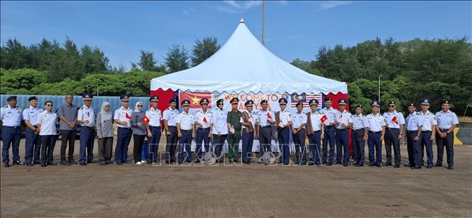 Các sỹ quan tàu CSB 8005, Cơ quan thực thi hàng hải Malaysia (MMEA) bang Pahang và đại diện các cơ quan hữu quan Malaysia chụp ảnh kỷ niệm tại lễ đón tàu trên cảng Kuantan. Ảnh: Bùi Hoàn - PV TTXVN tại Malaysia