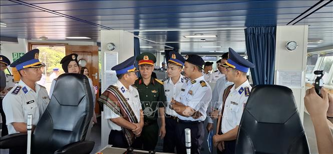 Đại diện Cơ quan thực thi hàng hải Malaysia (MMEA) bang Pahang thăm quan phòng và trao đổi kinh nghiệm với đoàn Việt Nam trên tàu CSB 8005. Ảnh: Bùi Hoàn - PV TTXVN tại Malaysia