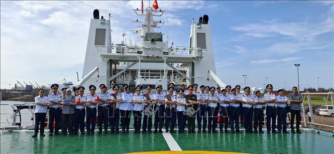 Đại diện Cảnh sát biển Việt Nam và Cơ quan thực thi hàng hải Malaysia (MMEA) bang Pahang chụp ảnh kỷ niệm theo truyền thống ASEAN trên boong tàu CSB 8005. Ảnh: Bùi Hoàn - PV TTXVN tại Malaysia