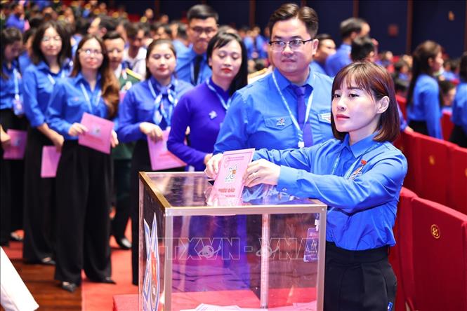 Các đại biểu bỏ phiếu bầu Ban Chấp hành Trung ương Đoàn khoá XIII. Ảnh: Minh Đức – TTXVN
