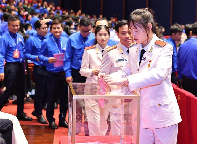 Các đại biểu bỏ phiếu bầu Ban Chấp hành Trung ương Đoàn khoá XIII. Ảnh: Minh Đức – TTXVN