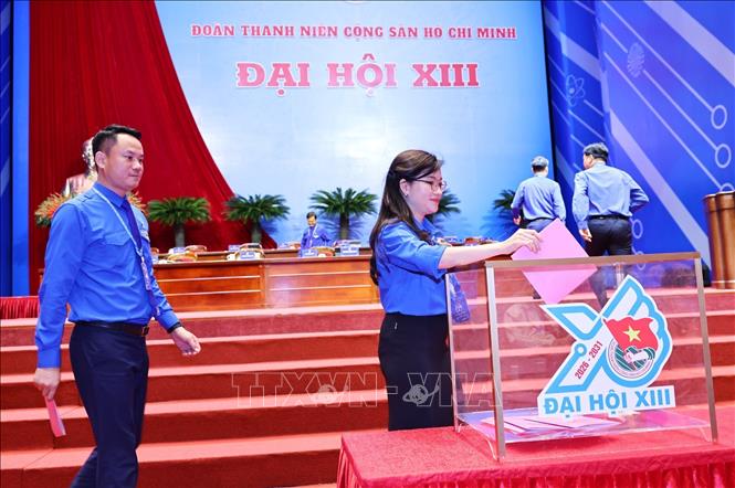 Các đại biểu bỏ phiếu bầu Ban Chấp hành Trung ương Đoàn khoá XIII. Ảnh: Minh Đức – TTXVN