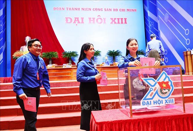 Các đại biểu bỏ phiếu bầu Ban Chấp hành Trung ương Đoàn khoá XIII. Ảnh: Minh Đức – TTXVN