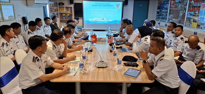 Đại diện Cơ quan thực thi hàng hải Malaysia (MMEA) và Cảnh sát biển Việt Nam trao đổi về công tác chống khai thác hải sản bất hợp pháp, không báo cáo và không theo quy định (IUU). Ảnh: Bùi Hoàn - PV TTXVN tại Malaysia