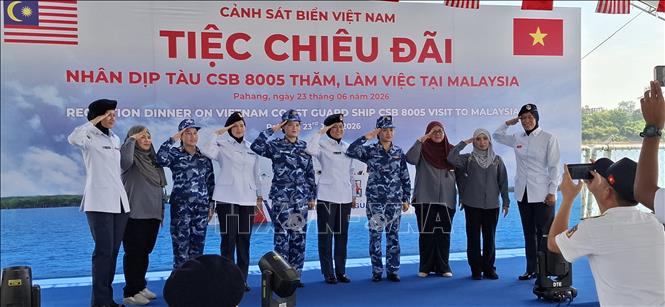 Các sĩ quan trẻ Cảnh sát biển Việt Nam và Cơ quan thực thi hàng hải Malaysia (MMEA) bang Pahang giao lưu trong khuôn khổ chuyến thăm Malaysia của tàu CSB 8005. Ảnh: Bùi Hoàn - PV TTXVN tại Malaysia