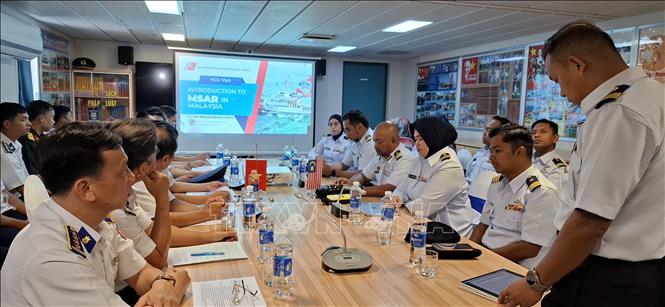 Thiếu tá Mohd Zuhairy Halim giới thiệu về hoạt động tìm kiếm cứu nạn của Cơ quan thực thi hàng hải Malaysia (MMEA) tại buổi trao đổi kinh nghiệm giữa 2 cơ quan. Ảnh: Bùi Hoàn - PV TTXVN tại Malaysia
