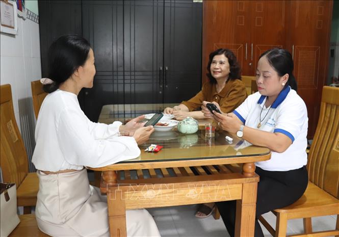 Bà Hồ Thị Dịu Ngoan (giữa), Chi bộ ấp Bến Lức 3, luôn nhiệt tình trong các công tác ở địa phương. Ảnh: Đức Hạnh - TTXVN
