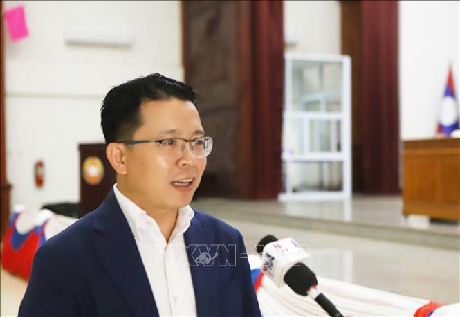 PGS. TS. Daosavan Kheuamixay, Ủy viên dự khuyết Ban Chấp hành Trung ương Đảng Nhân dân cách mạng Lào, Phó Bí thư Đảng ủy, Phó Giám đốc Học viện Chính trị và hành chính quốc gia Lào, trả lời phỏng vấn bên lề Hội nghị. Ảnh: Xuân Tú - PV TTXVN tại Lào