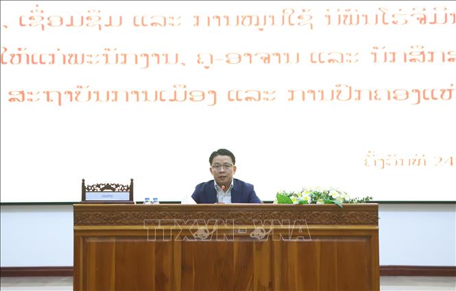 PGS. TS. Daosavan Kheuamixay, Ủy viên dự khuyết Ban Chấp hành Trung ương Đảng Nhân dân cách mạng Lào, Phó Bí thư Đảng ủy, Phó Giám đốc Học viện Chính trị và hành chính quốc gia Lào, giới thiệu nội dung Hồ Chí Minh toàn tập tại Hội nghị. Ảnh: Xuân Tú - PV TTXVN tại Lào