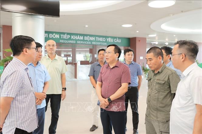 Thứ trưởng Bộ Y tế Lê Đức Luận và đoàn công tác đến thị sát, kiểm tra nhiều khoa phòng và các hạng mục liên quan đến phòng cháy chữa cháy... Ảnh: Minh Quyết - TTXVN