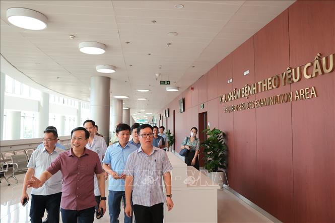 Thứ trưởng Bộ Y tế Lê Đức Luận và đoàn công tác đến thị sát, kiểm tra nhiều khoa phòng và các hạng mục liên quan đến phòng cháy chữa cháy... Ảnh: Minh Quyết - TTXVN