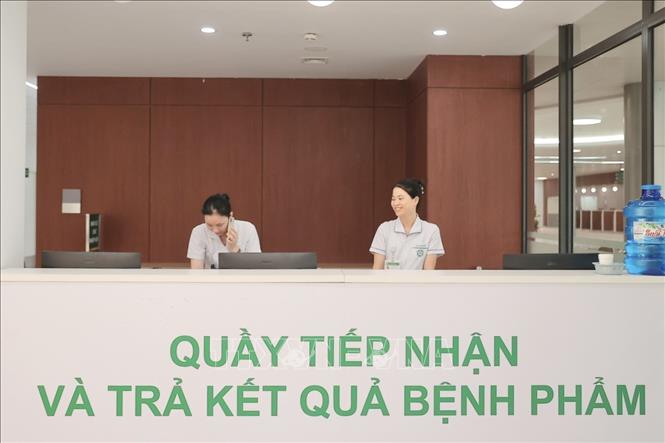Nhân viên y tế của Bệnh viện Bạch Mai đã sẵn sàng phục vụ người bệnh. Ảnh: Minh Quyết - TTXVN