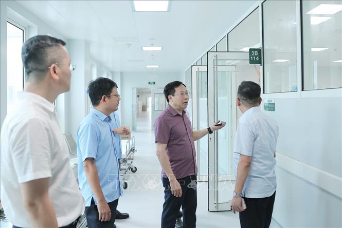 Thứ trưởng Bộ Y tế Lê Đức Luận và đoàn công tác đến thị sát, kiểm tra nhiều khoa phòng và các hạng mục liên quan đến phòng cháy chữa cháy... Ảnh: Minh Quyết - TTXVN