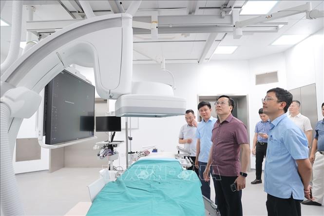 Thứ trưởng Bộ Y tế Lê Đức Luận và đoàn công tác đến thị sát, kiểm tra nhiều khoa phòng và các hạng mục liên quan đến phòng cháy chữa cháy... Ảnh: Minh Quyết - TTXVN