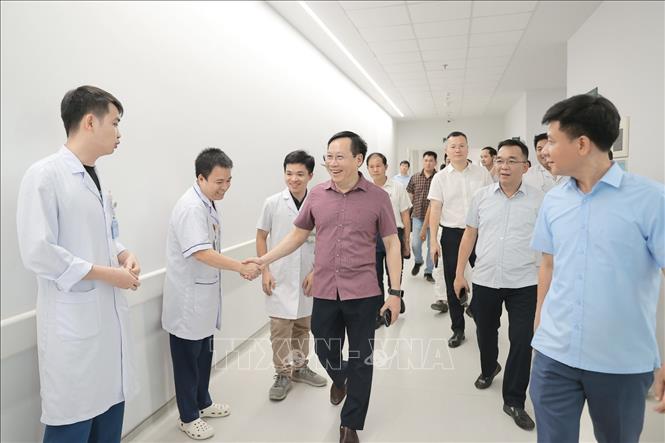 Nhân viên y tế của Bệnh viện Bạch Mai đã sẵn sàng phục vụ người bệnh. Ảnh: Minh Quyết - TTXVN