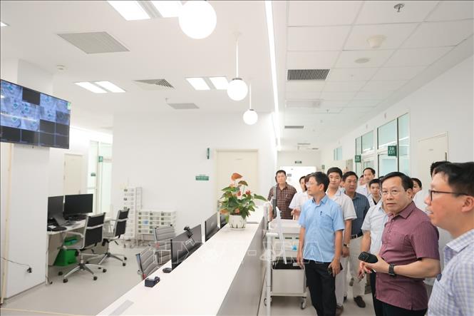 Thứ trưởng Bộ Y tế Lê Đức Luận và đoàn công tác đến thị sát, kiểm tra nhiều khoa phòng và các hạng mục liên quan đến phòng cháy chữa cháy... Ảnh: Minh Quyết - TTXVN