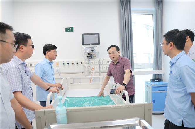 Thứ trưởng Bộ Y tế Lê Đức Luận và đoàn công tác đến thị sát, kiểm tra nhiều khoa phòng và các hạng mục liên quan đến phòng cháy chữa cháy... Ảnh: Minh Quyết - TTXVN