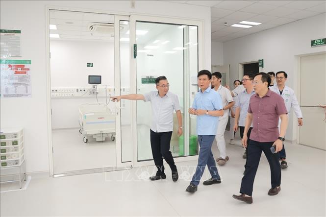 Thứ trưởng Bộ Y tế Lê Đức Luận và đoàn công tác đến thị sát, kiểm tra nhiều khoa phòng và các hạng mục liên quan đến phòng cháy chữa cháy... Ảnh: Minh Quyết - TTXVN