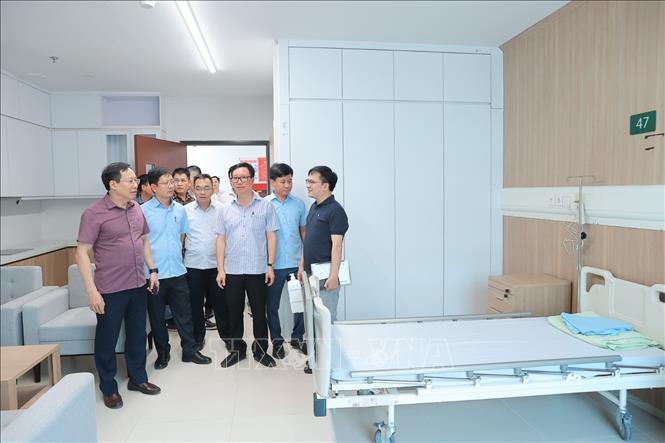 Thứ trưởng Bộ Y tế Lê Đức Luận và đoàn công tác đến thị sát, kiểm tra nhiều khoa phòng và các hạng mục liên quan đến phòng cháy chữa cháy... Ảnh: Minh Quyết - TTXVN