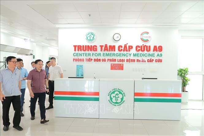 Thứ trưởng Bộ Y tế Lê Đức Luận và đoàn công tác đến thị sát, kiểm tra Trung tâm cấp cứu. Ảnh: Minh Quyết - TTXVN
